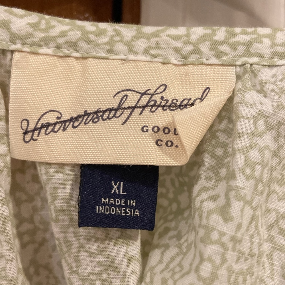 EUC! Women’s size XL, Universal Thread button up green and white blouse! - Picture 3 of 4